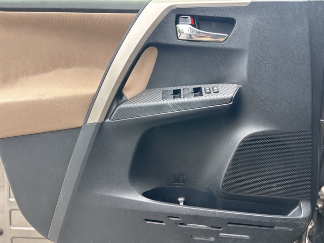 2015 Toyota RAV4 XLE photo 8
