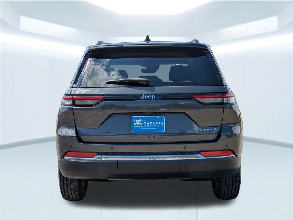 2022 Jeep Grand Cherokee Laredo photo 3