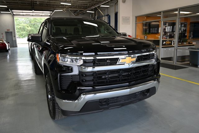 2026 Chevrolet Silverado LT EV photo 3