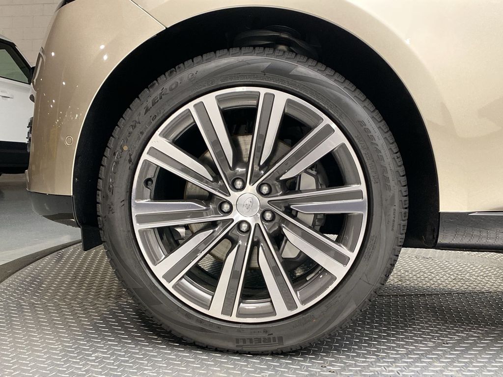 2023 Land Rover Range Rover SE photo 9
