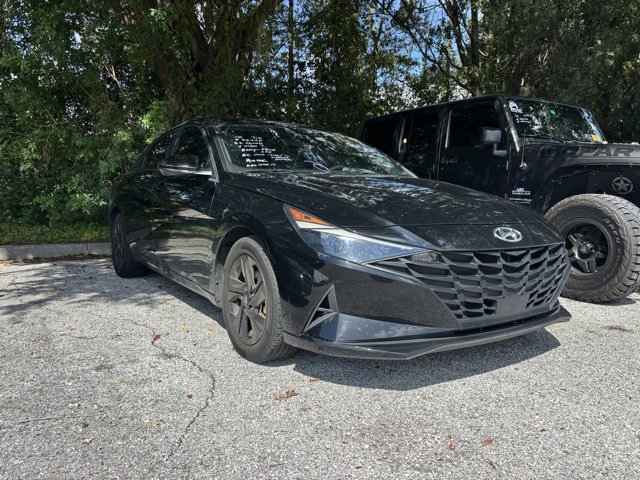 2022 Hyundai Elantra SEL Convenience photo 2