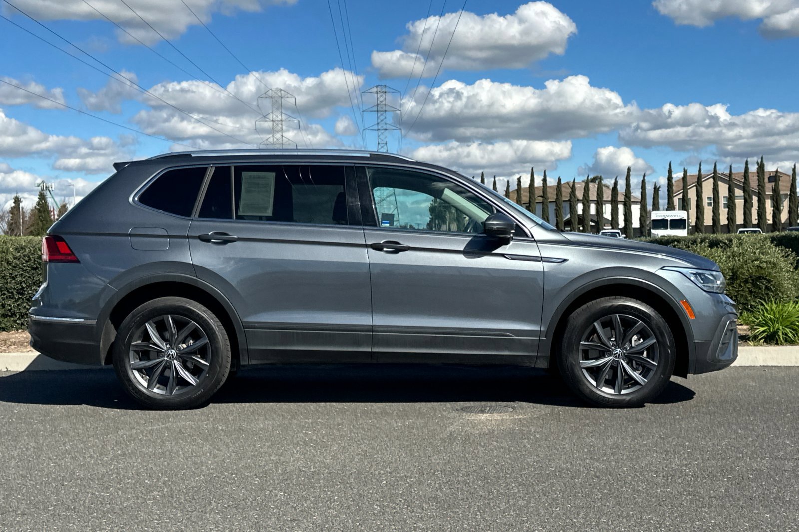 2022 Volkswagen Tiguan SE photo 2
