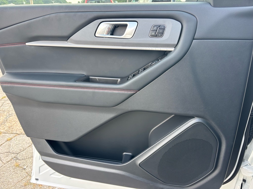 2025 Ford Explorer ST-Line photo 4