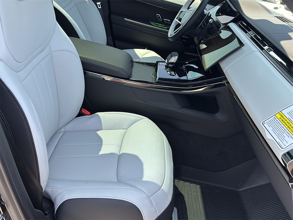 2025 Land Rover Range Rover Sport SE photo 13