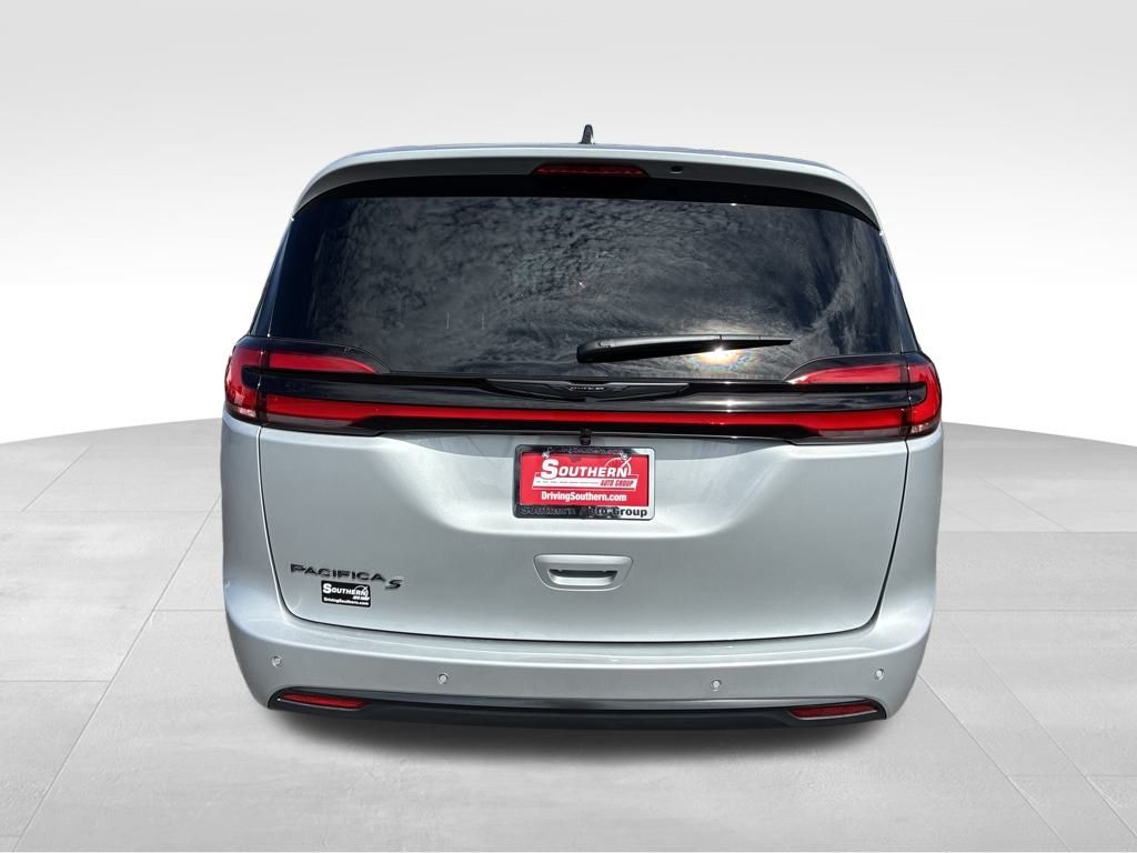 2026 Chrysler Pacifica photo 3