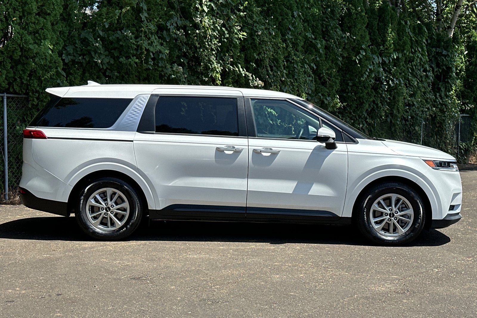 2024 Kia Carnival LX photo 3