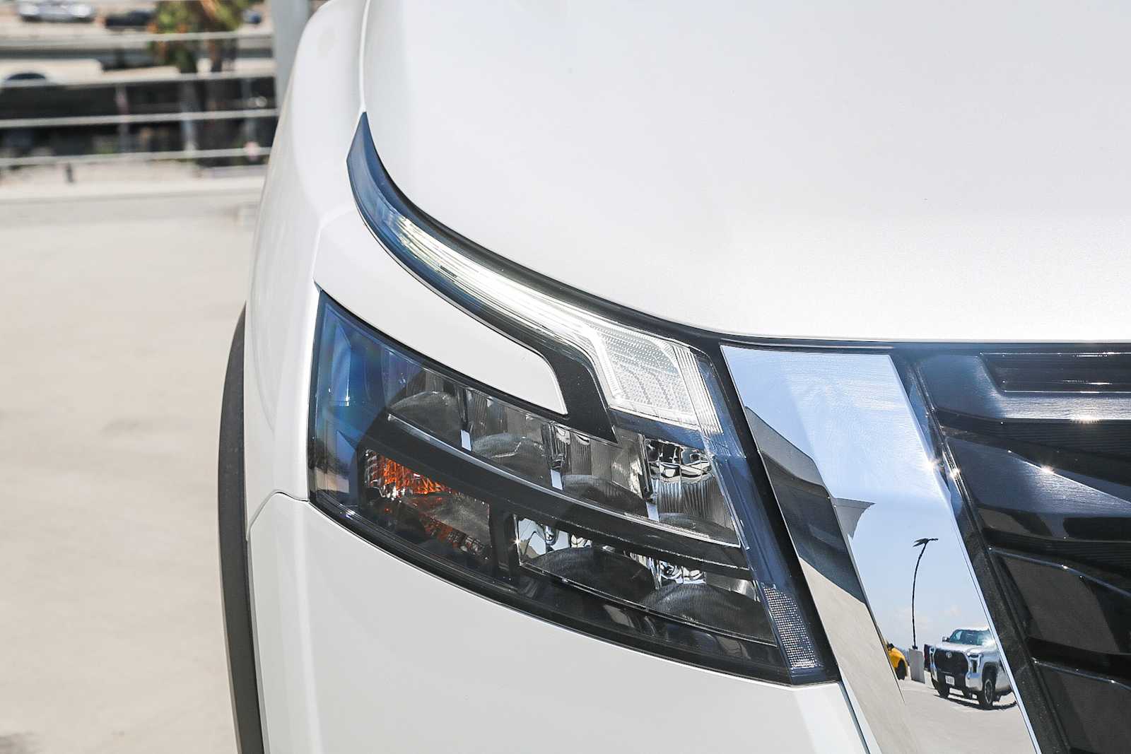 2025 Nissan Pathfinder SL photo 3