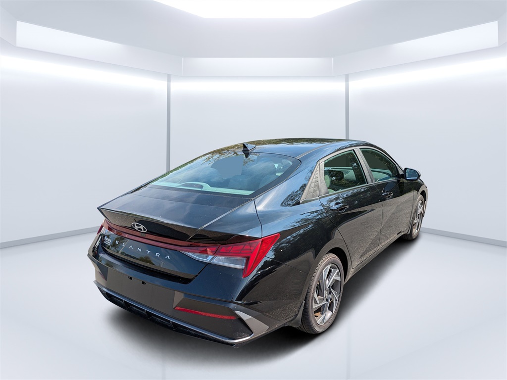 2024 Hyundai Elantra SEL Convenience photo 3