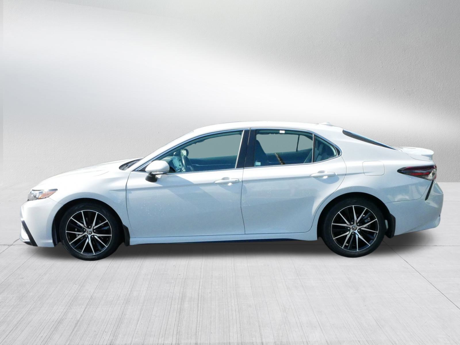 2023 Toyota Camry SE photo 4