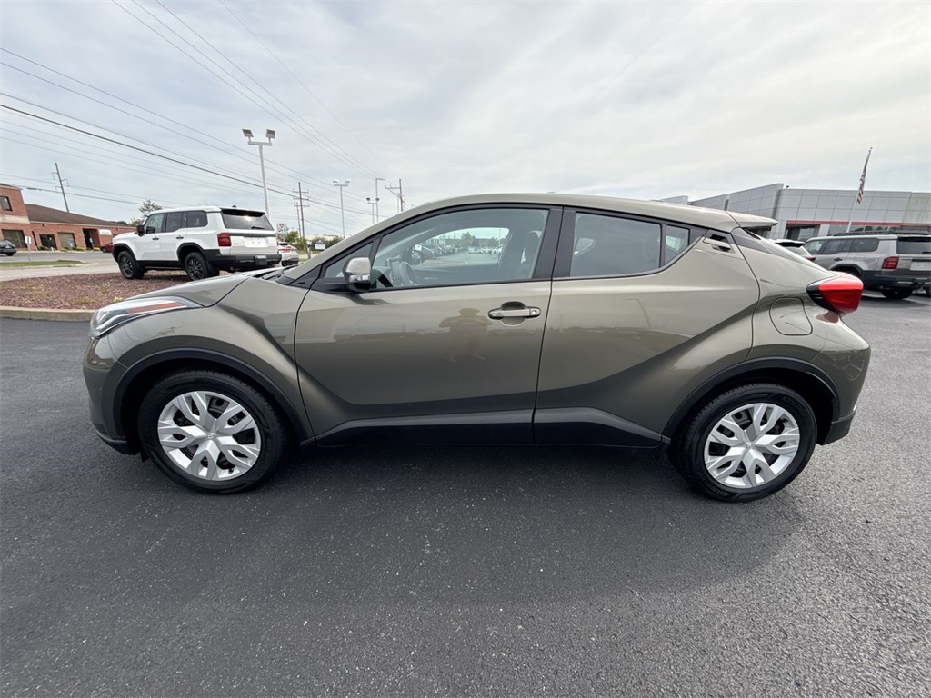 2021 Toyota C-HR LE photo 4
