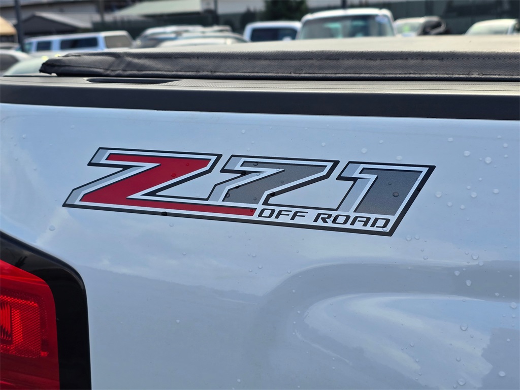 2017 Chevrolet Silverado 1500 LT photo 3