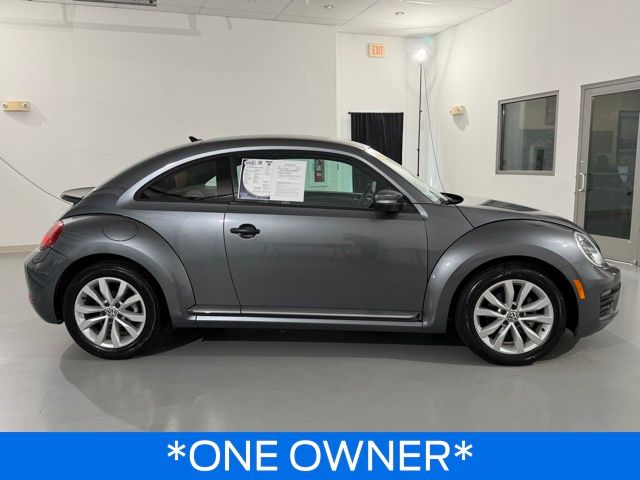 2017 Volkswagen Beetle 1.8T Classic photo 2
