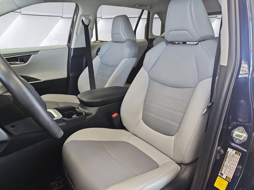 2019 Toyota RAV4 Limited photo 6