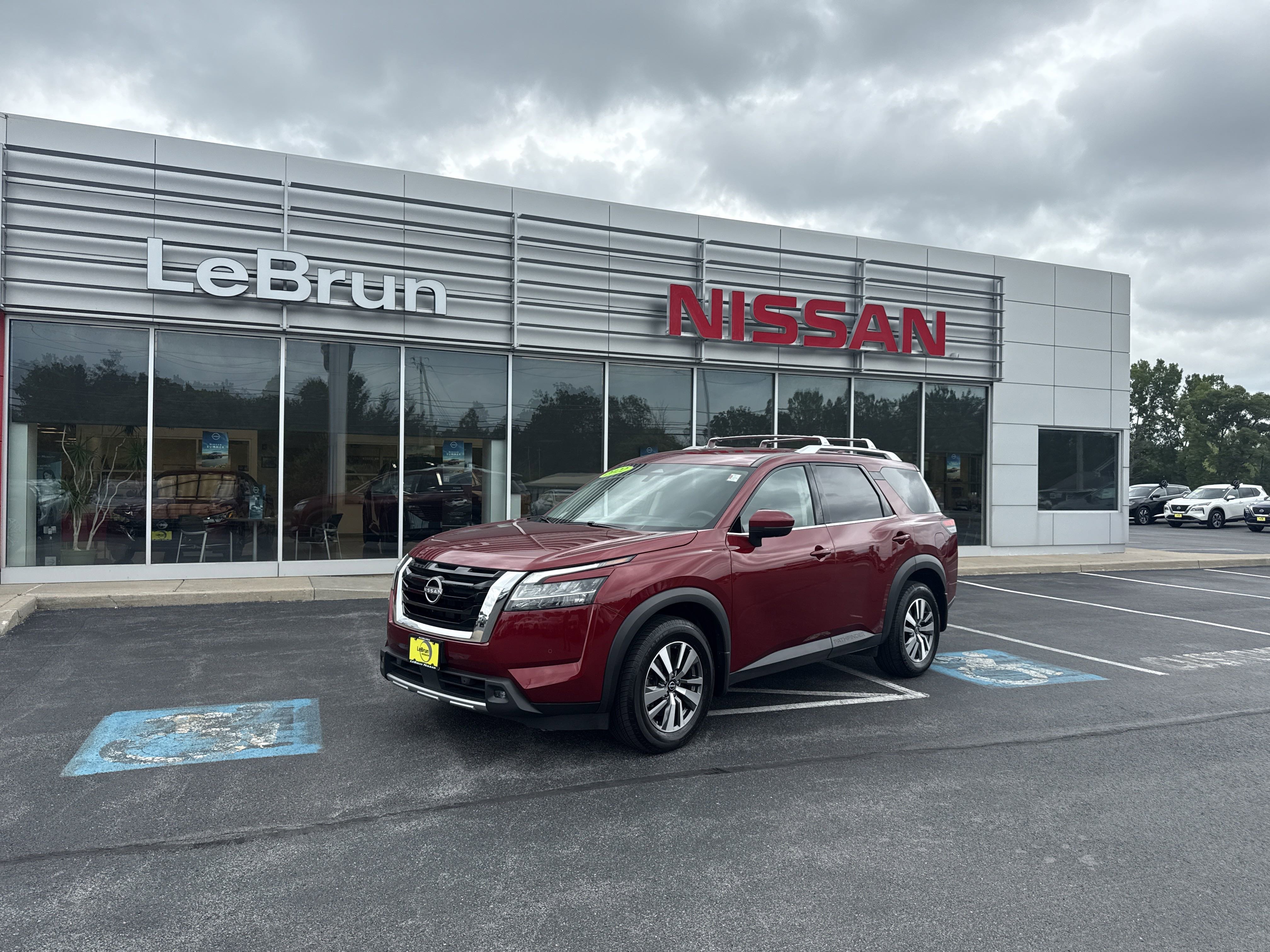 2022 Nissan Pathfinder SL's photo