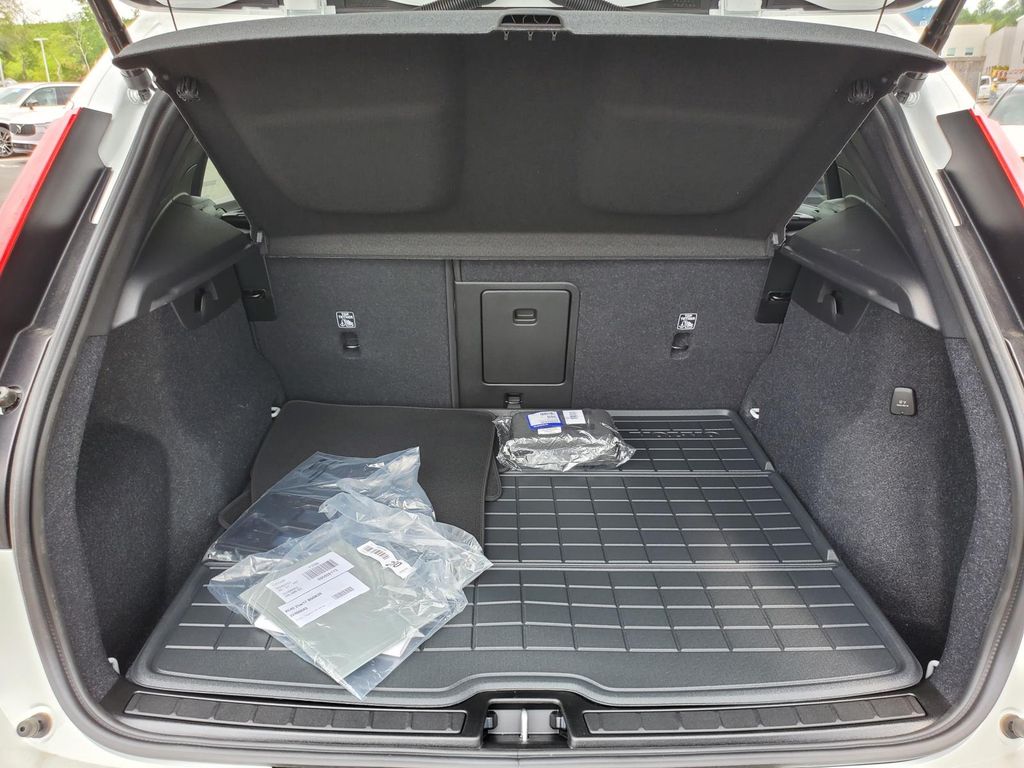 2026 Volvo XC40 photo 22