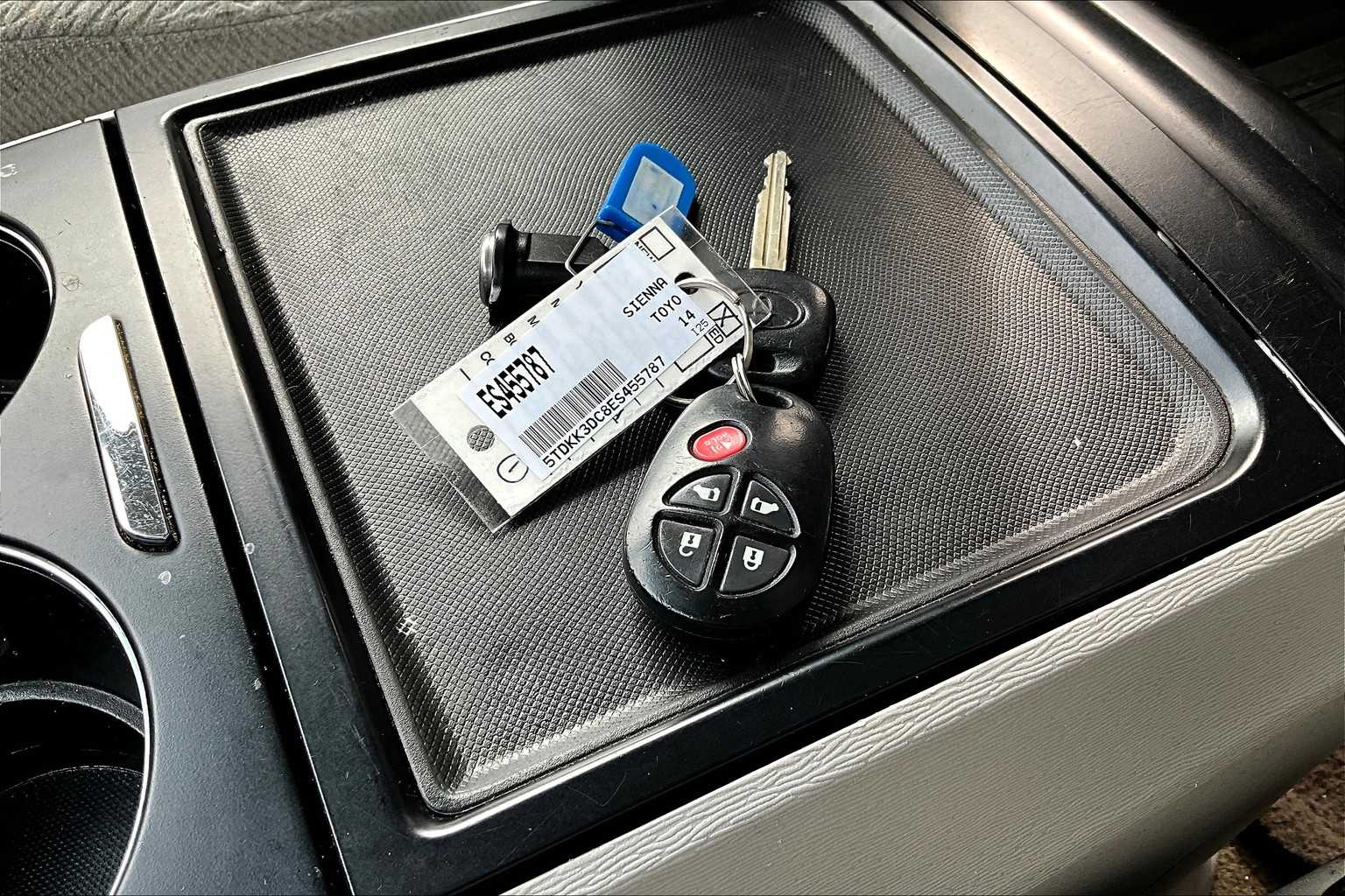 2014 Toyota Sienna LE photo 13