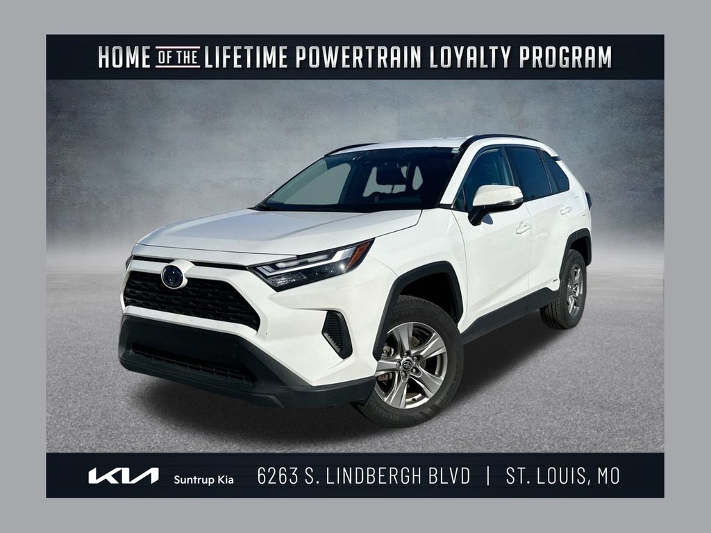 2024 Toyota RAV4 XLE's photo