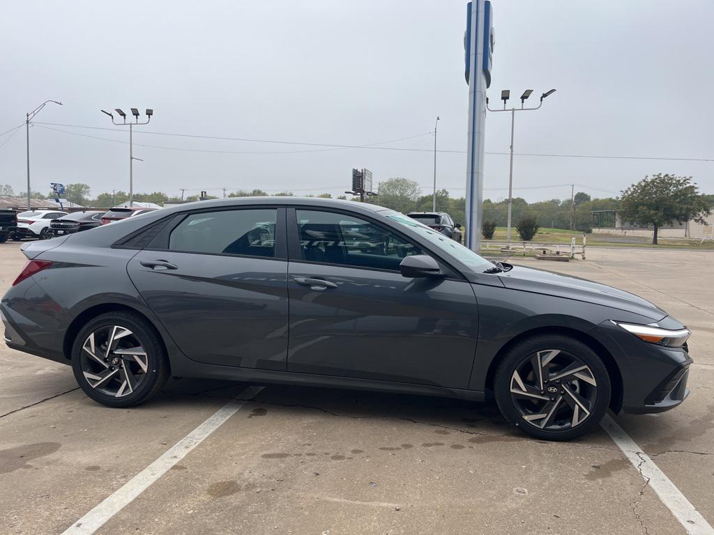 2025 Hyundai Elantra SEL Sport photo 3