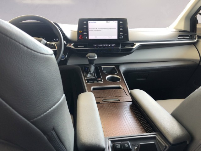 2023 Toyota Sienna XLE photo 11