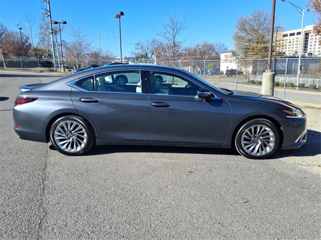 2022 Lexus ES 350 Ultra Luxury photo 2