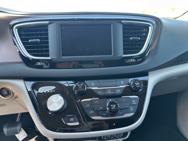 2022 Chrysler Voyager LX photo 14