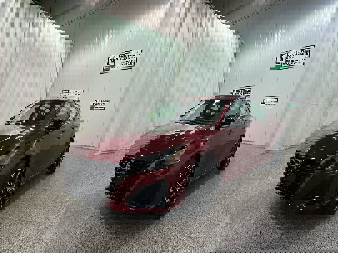 2025 Nissan Altima SR photo 3