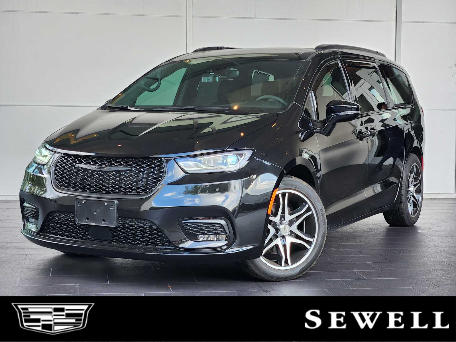 2023 Chrysler Pacifica Limited's photo