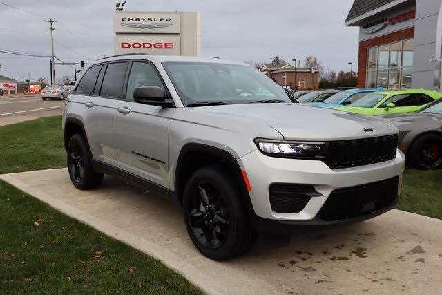 2025 Jeep Grand Cherokee Altitude photo 2