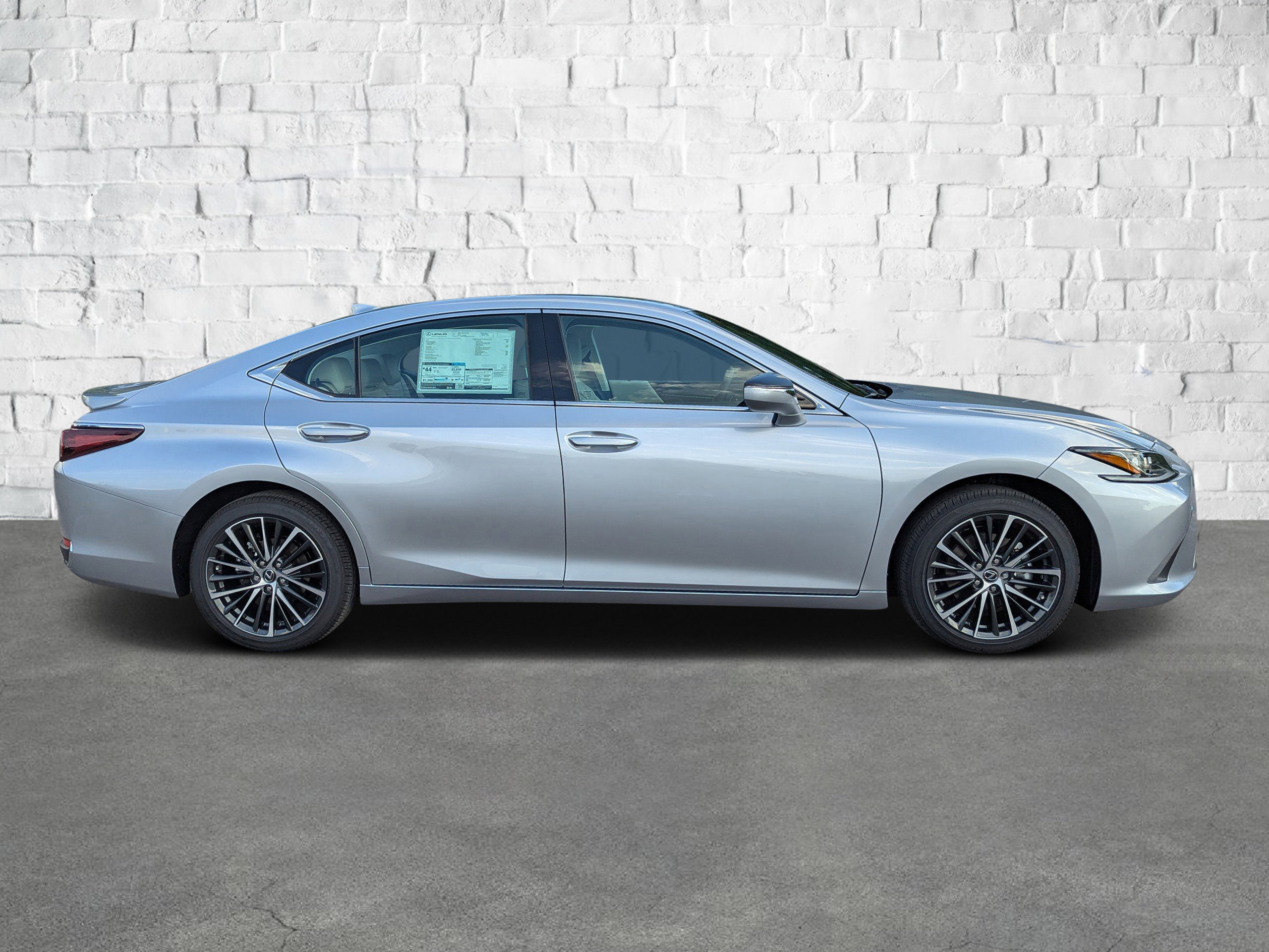 2025 Lexus ES 300h photo 3