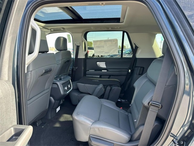 2025 Ford Expedition photo 4