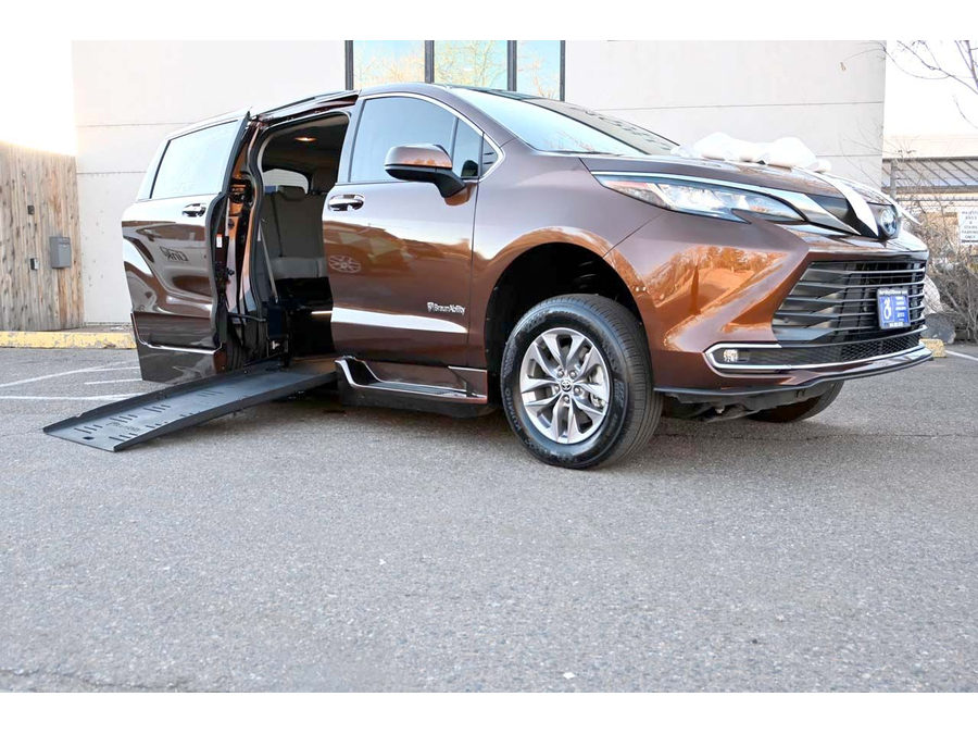 2022 Toyota Sienna XLE photo 2