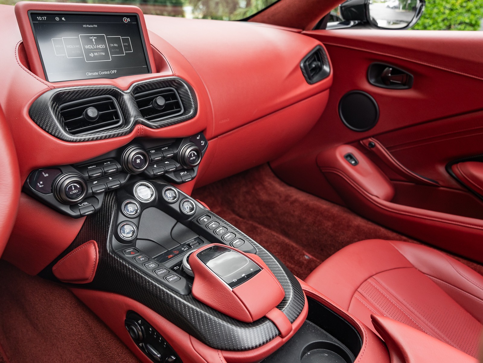 2021 Aston Martin Vantage photo 24
