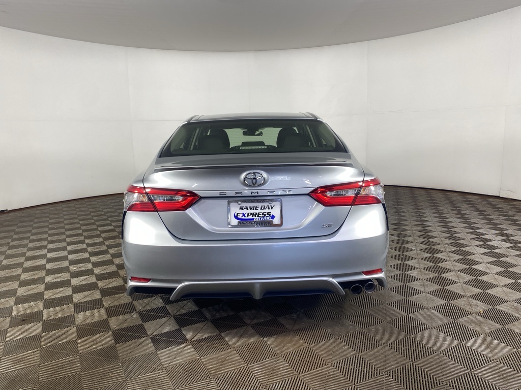 2018 Toyota Camry SE photo 6