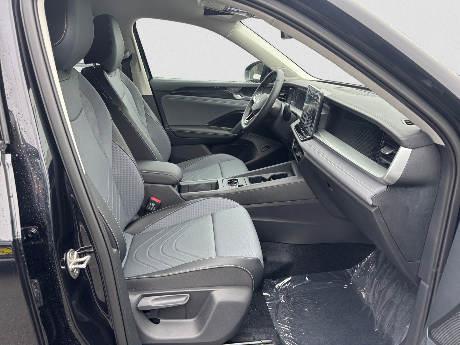2025 Volkswagen Tiguan SE photo 14