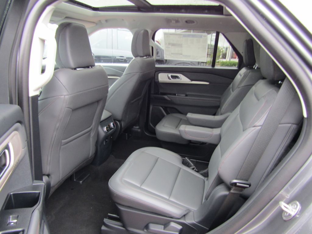 2025 Ford Explorer photo 28