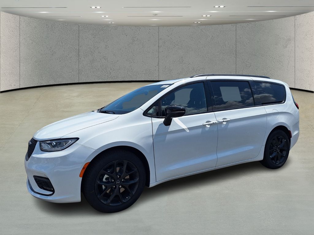 2026 Chrysler Pacifica Limited's photo