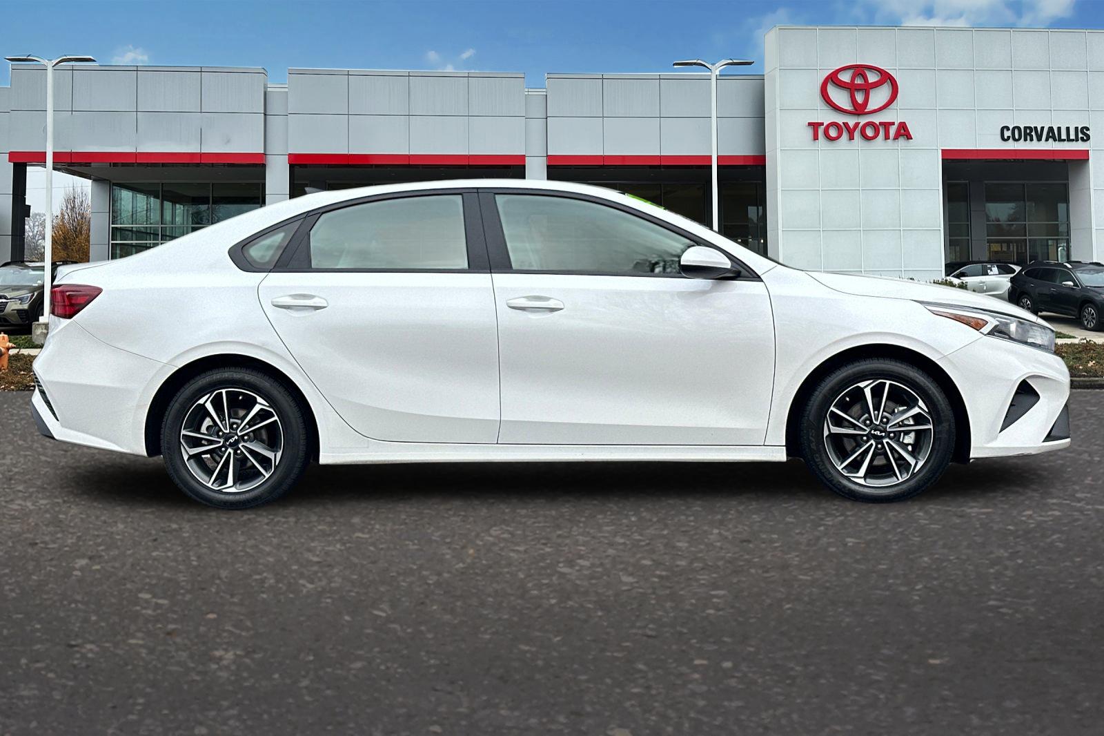 2024 Kia Forte LXS photo 2