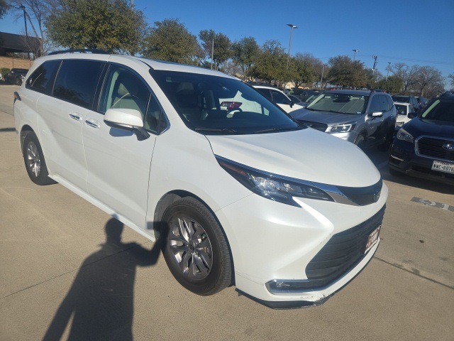 2022 Toyota Sienna XLE's photo