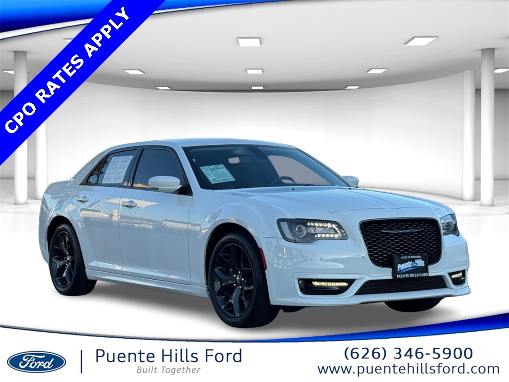2023 Chrysler 300 Touring L's photo