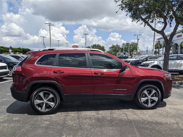 2019 Jeep Cherokee Limited Sport photo 2