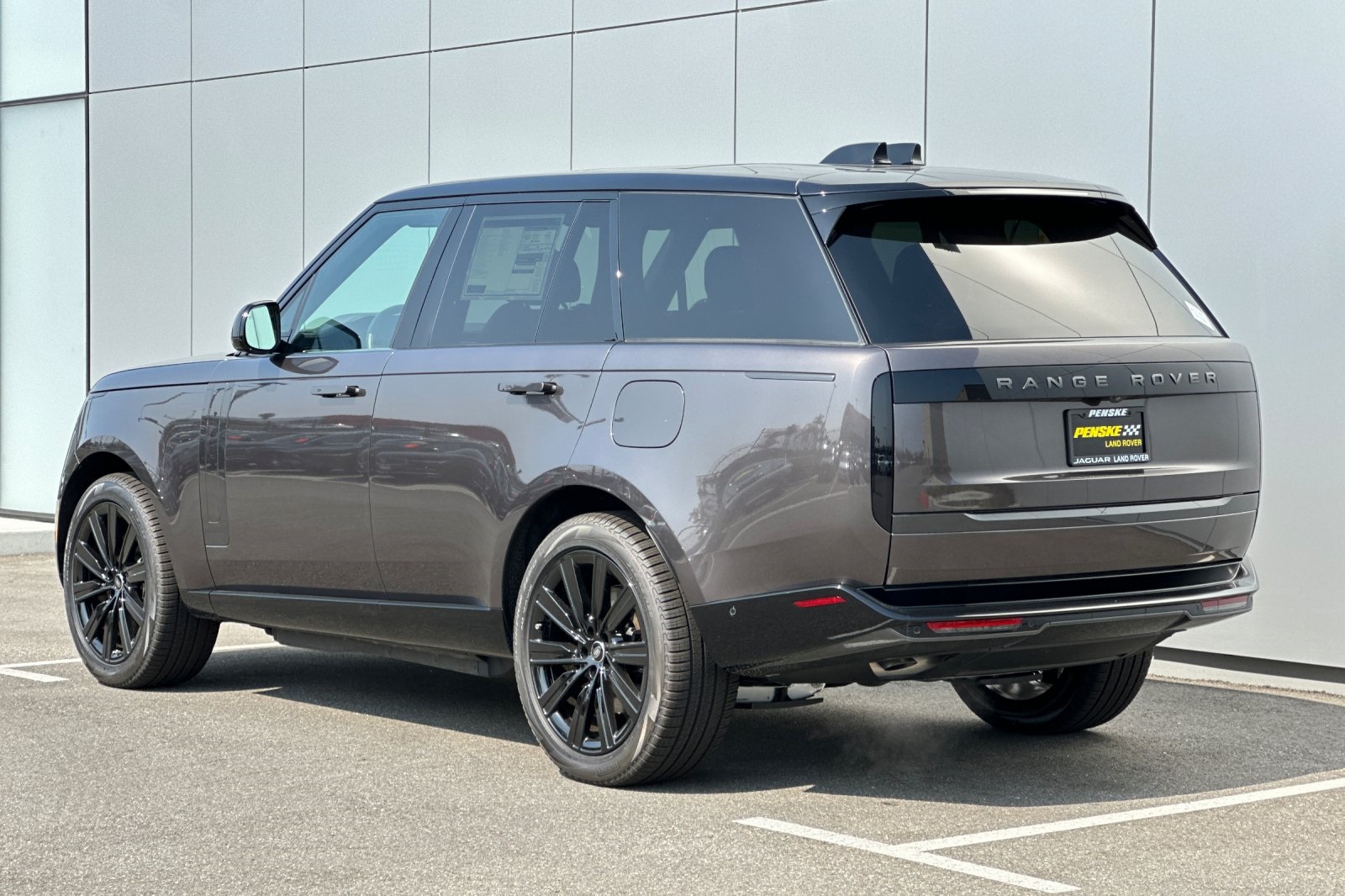 2025 Land Rover Range Rover SE photo 3