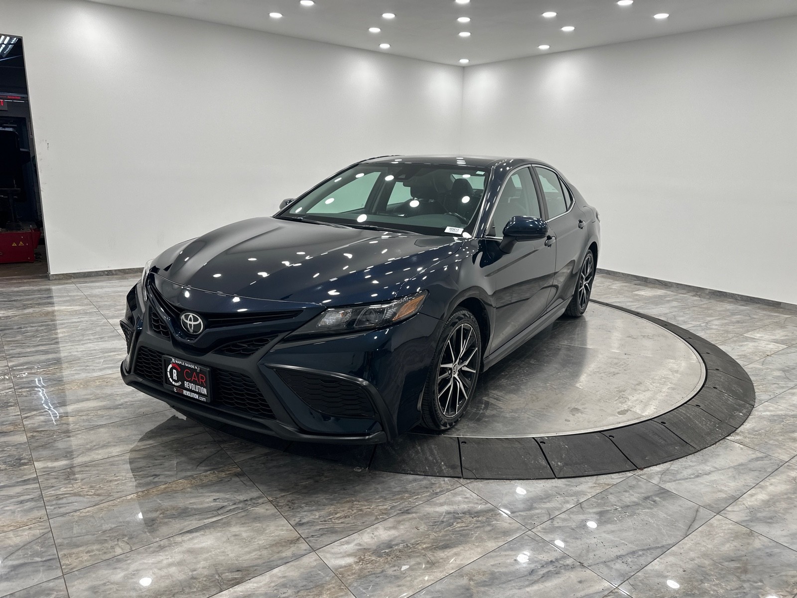 2021 Toyota Camry SE photo 3