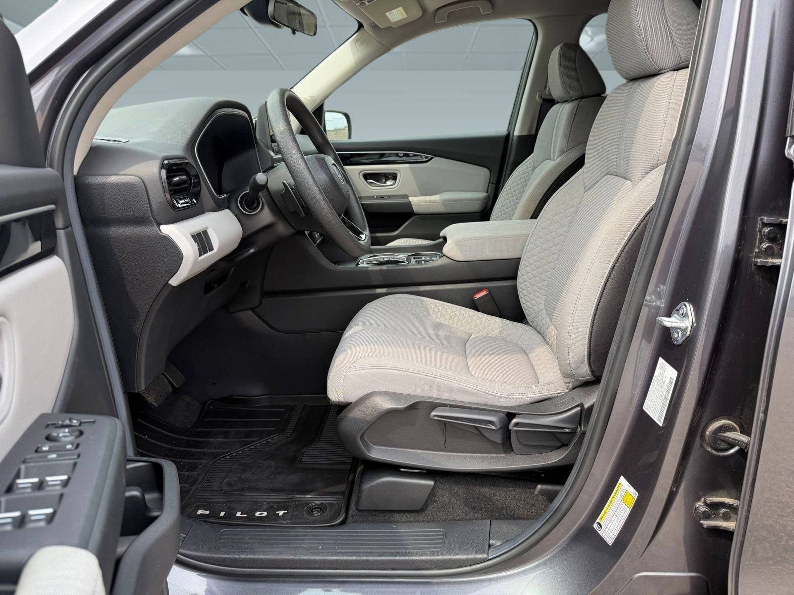 2024 Honda Pilot LX photo 4