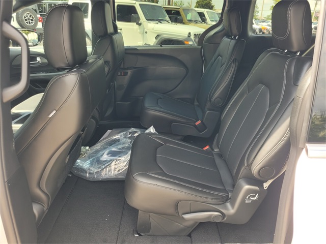 2026 Chrysler Voyager LX photo 4