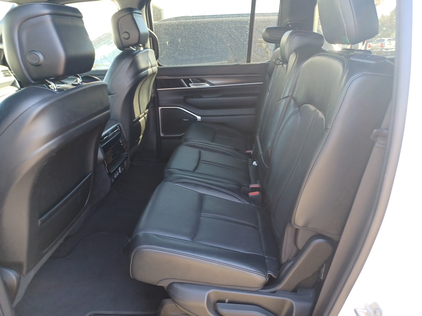 2023 Jeep Wagoneer L Series II photo 6