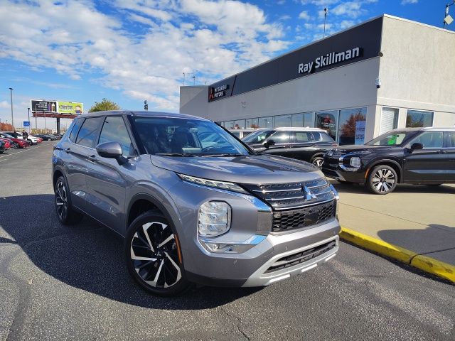 2024 Mitsubishi Outlander SE's photo