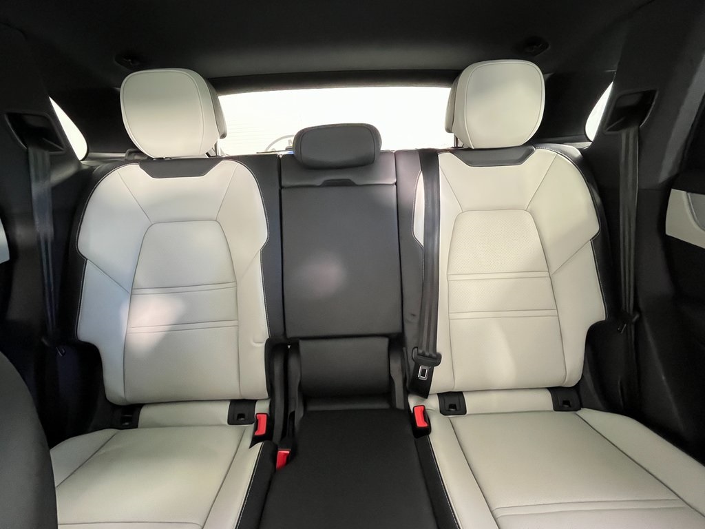 2024 Porsche Cayenne Base photo 14