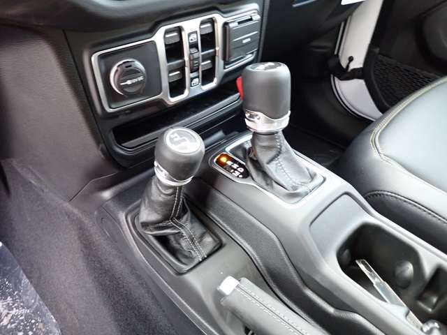 2025 Jeep Wrangler Sahara photo 17