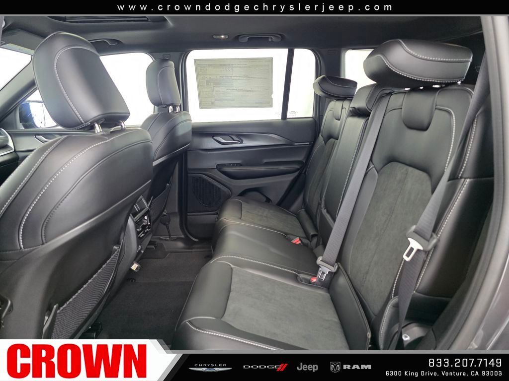 2025 Jeep Grand Cherokee Laredo Altitude photo 13