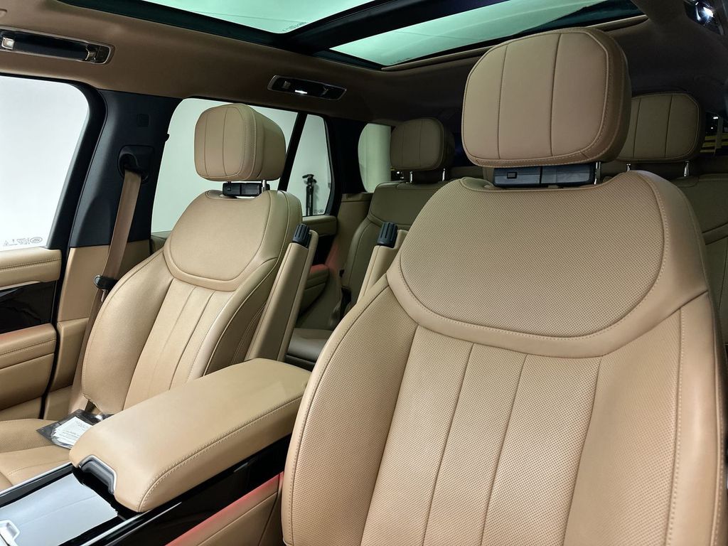 2024 Land Rover Range Rover SE photo 9